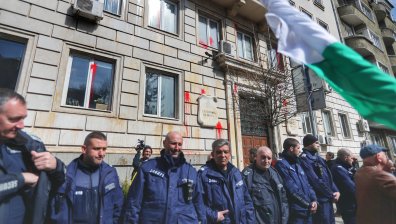 "Народна любов" украси СО с червена боя и яйца