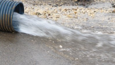 Дни наред в София кубици питейна вода изтичат на улицата