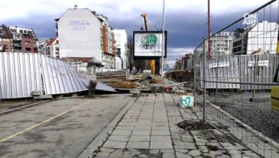Силният вятър преобърна три ТИР-а и остави без ток хиляди в Западна България