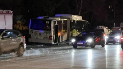 Час и половина оперираха ръката на блъснатата от автобус жена, още е с опасност за живота