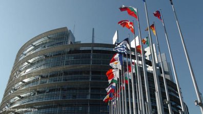 ЕС намалява цените на роуминга