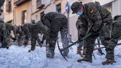 Невиждан мраз скова Испания, дъждове наводниха Сърбия (ВИДЕО)