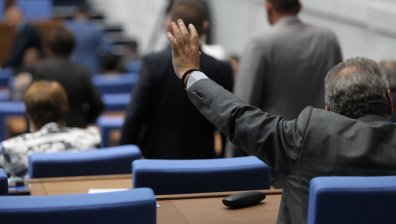 Депутатите обсъждат здравната стратегия и военната помощ за Украйна
