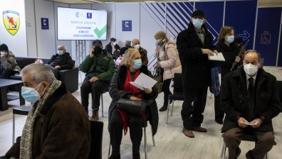 100 евро глоба за пенсионери без ваксина, мярката влиза в сила от понеделник в Гърция