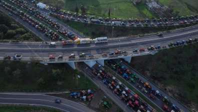 Фермерите в Гърция засилват протестите и разделят страната на две