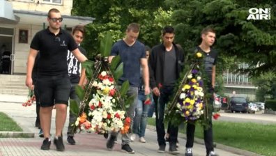 Близки и приятели изпратиха Алекс в последния му земен път