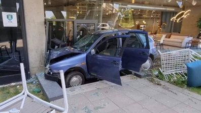Шофьор се заби с колата си в магазин в София