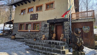 Екшън на хижа "Камен дел": Стрелба, размахване на мечове и двоен арест за бившия стопанин
