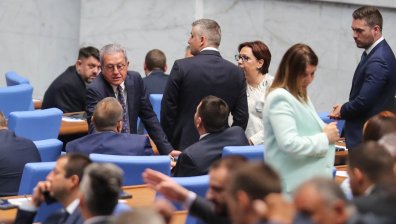 Депутатите с нов рекорд за кратко пленарно заседание, стигна им да се изпокарат