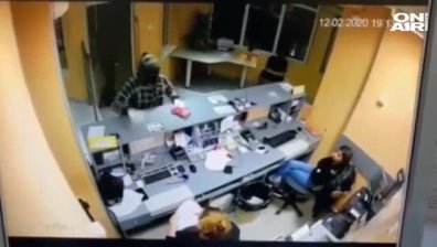 Въоръжен обир във Враца, заплашили две касиерки с ножове (+Видео)