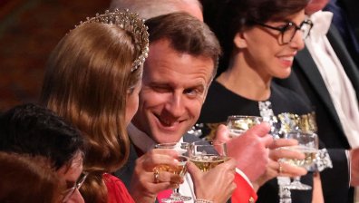 Кейт Мидълтън посрещна Макрон с тоалет със скрито послание, той ѝ намигна (+ВИДЕО)