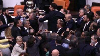 Бой в турския парламент заради бюджета за 2026 г. (+ВИДЕО)