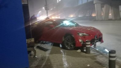Кола връхлетя върху спирка с хора в София