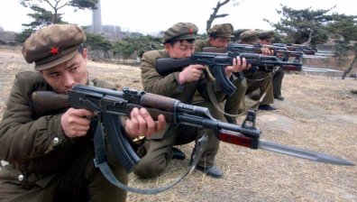 Хиляди младежи се записват доброволно в армията на Северна Корея