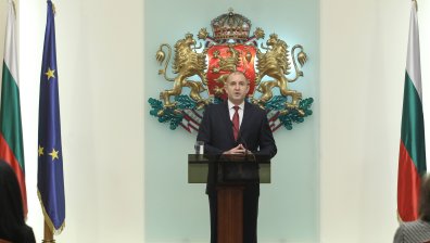 Румен Радев влиза с гръм и трясък в парламента при предсрочни избори