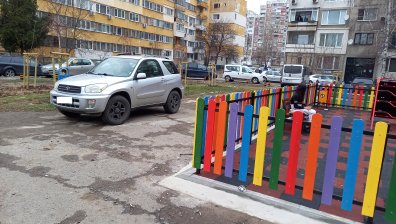 Наглост: Джип паркира редовно на детска площадка в кв. "Люлин"