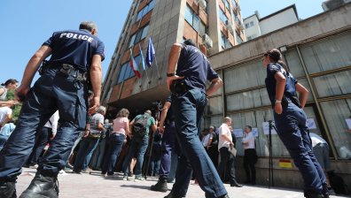 Пред централата на ДПС всичко е спокойно, Делян Пеевски обяви "ново начало"