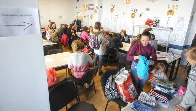 Дариха продукти от първа необходимост на пострадалите от войната украинци у нас
