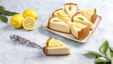 Рецепта за лимонена бисквитена торта с маскарпоне и крема сирене без печене