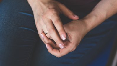 Нова измама - мъж обещава сватба на влюбена жена, ако му прати пари, пръстенът не идва