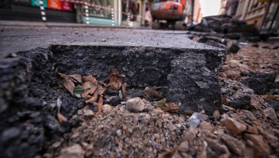 Затвориха столична улица - къртят нов асфалт, за да сложат павета