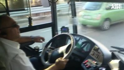 Клип на пушещ шофьор в градския предизвика вълна от коментари