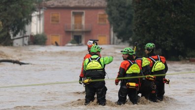 Тежки наводнения, отнесени автомобили и блокирани улици в Сицилия