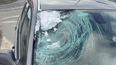 Деца мятаха снежни топки по коли в София, счупиха предно стъкло