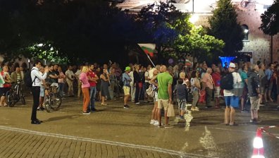 Ден 71-и: Сливи и балони с вода полетяха към парламента
