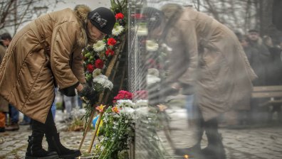 Граждани и политици поднесоха цветя на паметника на жертвите на комунизма в София