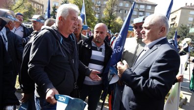 Пожарникарите и вътрешният министър лице в лице на протест