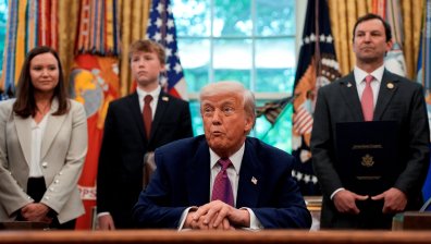 Доналд Тръмп приема белокожи южноафрикански бежанци в САЩ