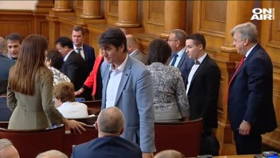 Висок тон и заплахи в парламента: Къде са Порожанов и Радев?