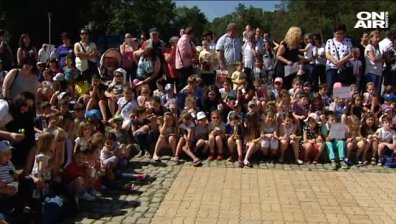Деца направиха опит да поставят рекорд на Гинес за миене на зъби