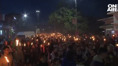 Традициите са живи - в Елин Пелин с факелно шествие честваха Деня на народните будители