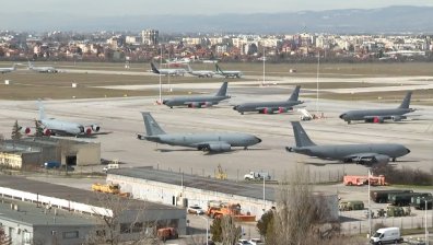 Военните самолети на САЩ в София: Гюров и министри са извикани в НС от депутати