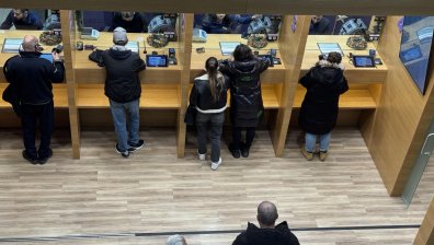 Трескаво обръщаме левове в евро: Извиха се опашки, докато експерти съветват да не се бърза