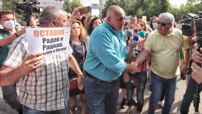 Люта защита на Борисов пред полицията, Стъки сравни Радев с Лукашенко (ВИДЕО+СНИМКИ)