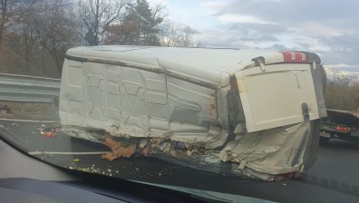 Бус се обърна на АМ "Тракия" и предизвика километрично задръстване (+СНИМКИ)