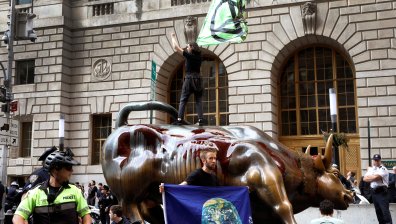 Екоактивисти поляха с "кръв" паметника на бика на Wall street