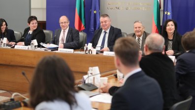 Синдикати искат увеличение на заплатите, бизнесът - икономии: МС внася Бюджет 2023 в НС