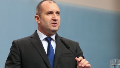 Радев: Снимката със спящия Борисов означава риск за живота му
