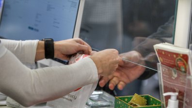 Остър недостиг на аптеки, хиляди хора разчитат на кметове и съседи за лекарства