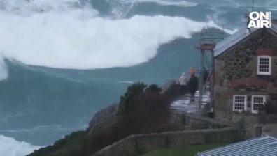 Силна буря уби мъж във Великобритания и предизвика хаос