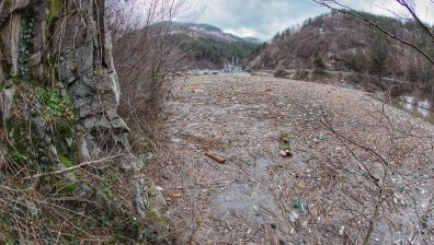 Огромно количество боклуци по течението на р. Искър