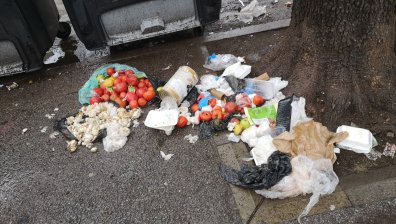 Магазин в София функционира и като склад, пълен с развалени храни