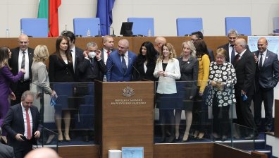 Клишета и груби грешки: На "Вие" ли са политиците с книжновния български?