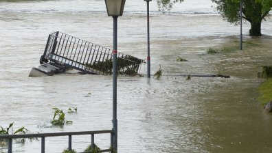 Лошо време и в Румъния: Поройните дъждове наводниха къщи и улици
