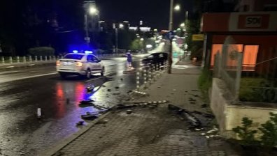 Шофьор самокатастрофира посред нощ на столичния бул. "Черни връх"