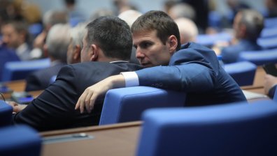 Политическият възел: Какво се случва оттук нататък с втория мандат?